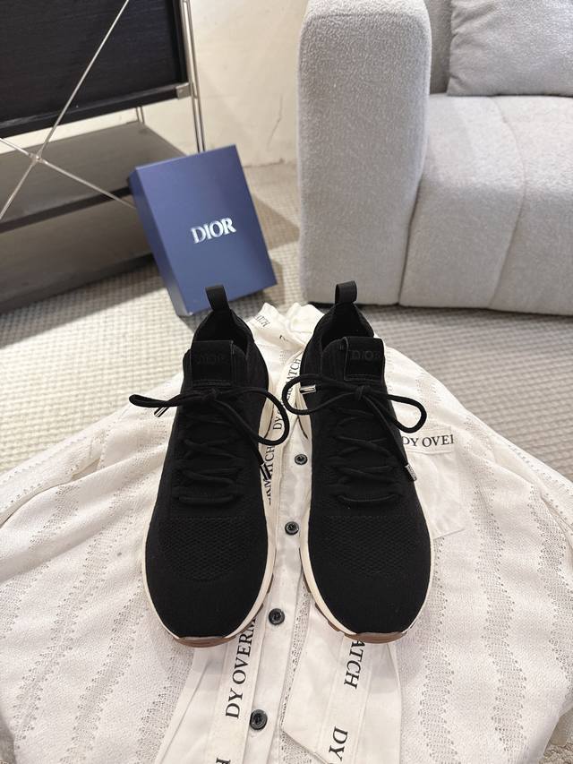 Dior B80运动鞋是迪奥男士系列新品，主打舒适与时尚。鞋面采用透气网布+织物拼接，轻盈又贴合脚型，日常穿着超舒适。鞋底橡胶材质，抓地力和耐磨性都很棒，适合通