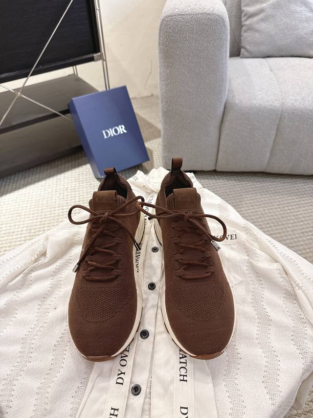 Dior B80运动鞋是迪奥男士系列新品，主打舒适与时尚。鞋面采用透气网布+织物拼接，轻盈又贴合脚型，日常穿着超舒适。鞋底橡胶材质，抓地力和耐磨性都很棒，适合通