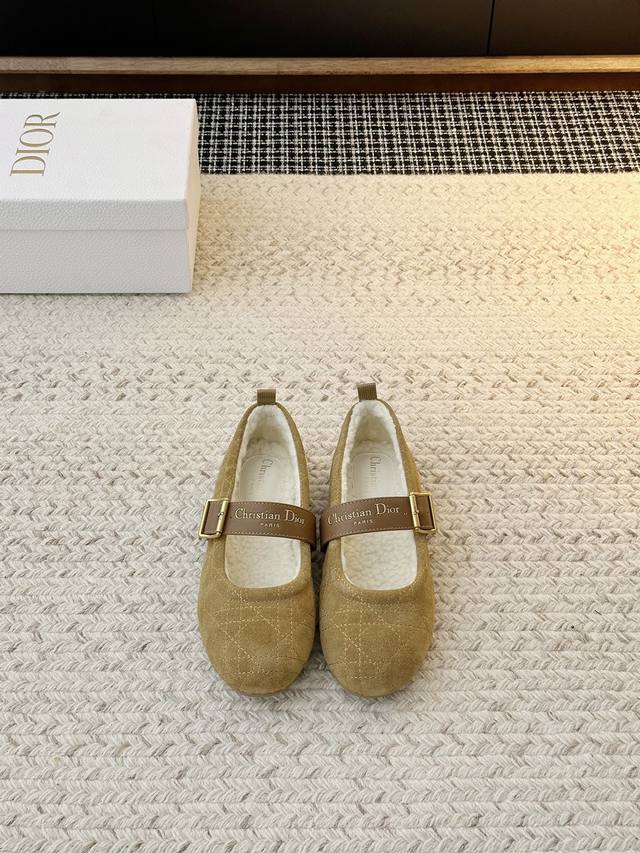 新款菱格羊毛玛丽珍鞋2025乐福鞋休闲鞋单鞋秋季系列新品以高雅风格重新演绎经典设计。柔软牛皮革鞋面搭配杏仁形鞋头，鞋面饰以金色饰面金属Christian Dio