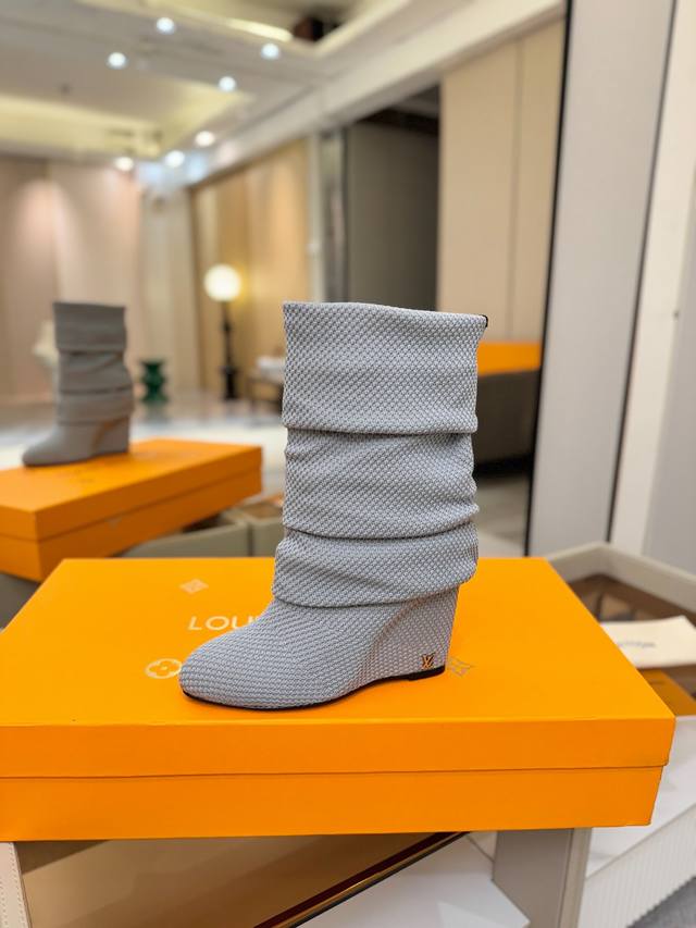 价格p： 代购级！全配套包装 首家私膜1:1开发完美呈现 这款Summer中高楔跟靴子亮相 路易威登 女装时装展，设计采用特别制作的珠地针织布打造，创作灵感源自