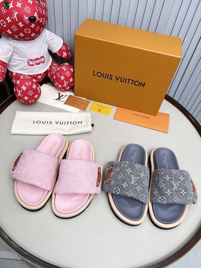 Lv驴牌L家 2025爆款 浮雕Logo 压花 凉拖鞋 本款 pool pillow Comfort 平底凉拖取材科技织物，以高频压印技术重绎 Monogram