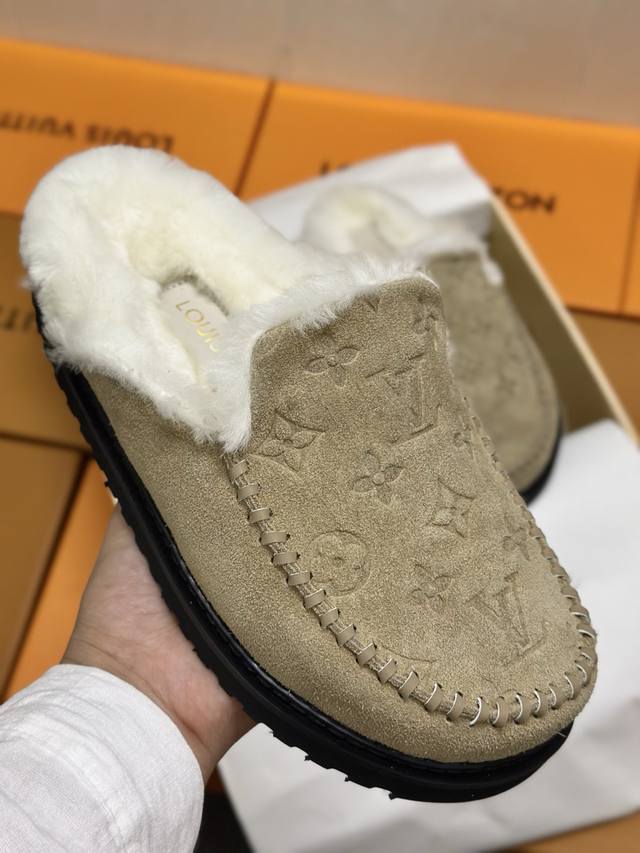 Lv路易威登秋冬新作 高级感从足尖开始 Lv Fw24全新毛毛拖终于来了！ 经典工艺勾勒品牌标识， 每一针都是奢侈品的匠心 鞋面采用顶级绒面牛皮， 立体压纹字母