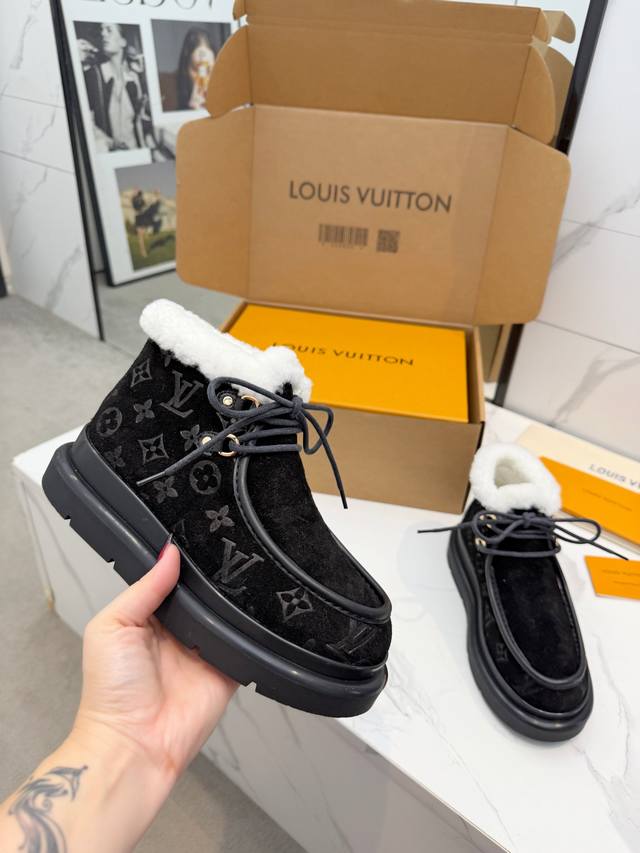 Lv秋冬氛围感已经拿捏｜冷冽季节的奢暖定义 25秋冬秀场直抵衣橱 前系带勾勒极简线条 领口环饰奶油感羊羔毛 高丝光绒面牛皮泛着柔缎光泽 内里被绵密羊毛温柔包裹