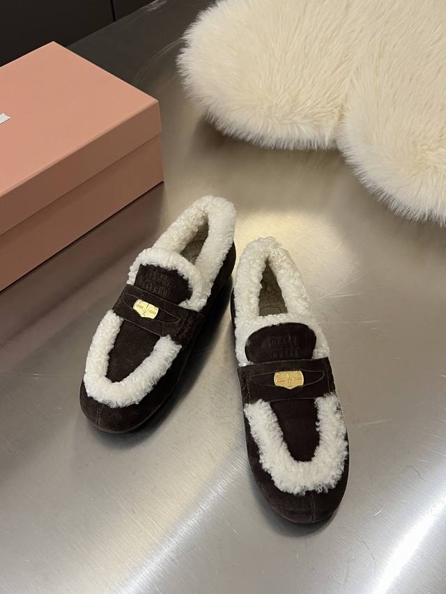 秋冬系列钱币款乐福鞋 一场流动的秀场 一双会呼吸的经典 柔软如云的澳大利亚纯羊毛内里 包裹每一次优雅启程 进口绒面牛皮糅合金币徽标压花 在细节处闪烁低调的奢华光