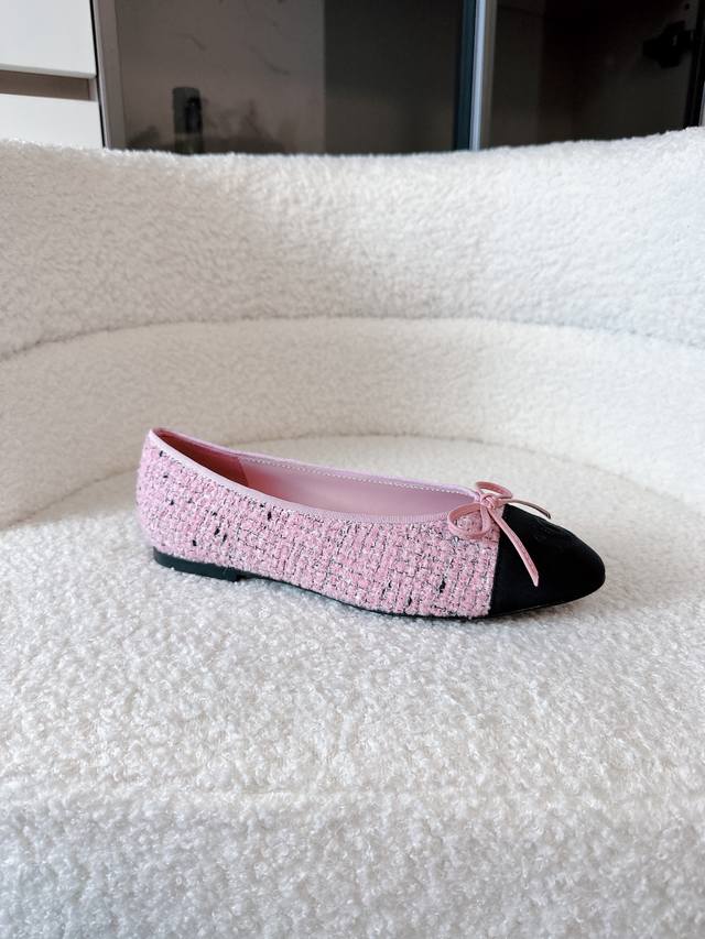 飞机盒+10 香奈儿经典跳舞鞋 是代购级奢华体验! Chanel 26 A 官网最新款芭蕾舞鞋 轻盈如舞者的每一步都踩在云端 原版定制级工艺: 专柜同源格纹面料 飞机盒+10 香奈儿经典跳舞鞋 是代购级奢华体验! Chanel 26 A 官网最新款芭蕾舞鞋 轻盈如舞者的每一步都踩在云端 原版定制级工艺: 专柜同源格纹面料