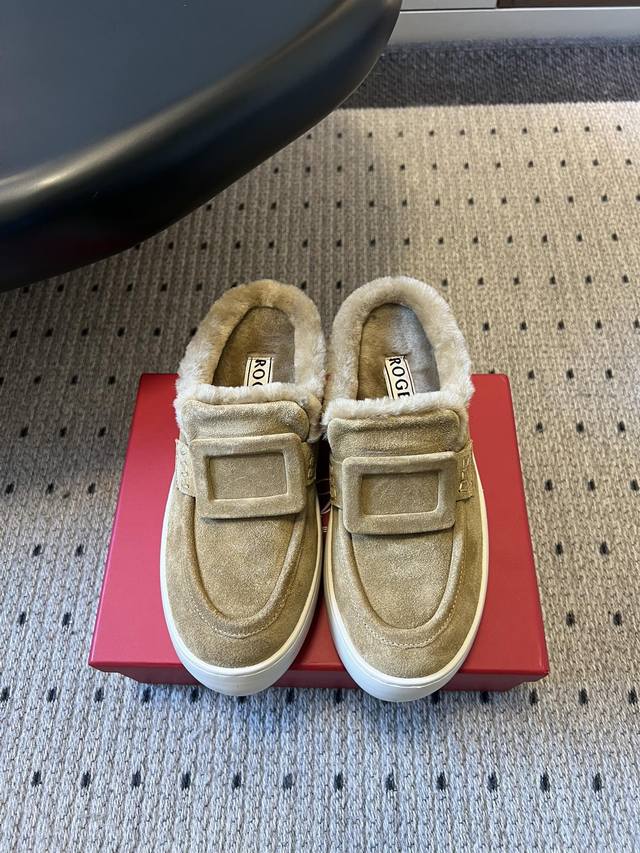 顶级品质 Roger Vivie* 25Ss 秋冬新款保暖加绒毛毛鞋休闲鞋 鞋面是绒面小牛皮，内里填充绵羊毛衬里，厚实柔软且亲肤透气，兼顾保暖性与脚感，适合秋冬