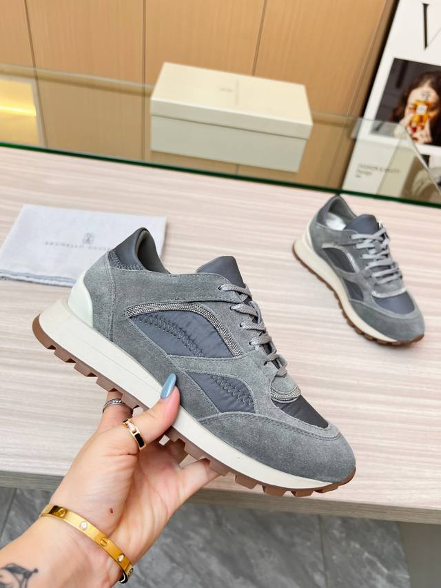 Brunellocucinelli源自乐福鞋的经典灵感定义了这款新胶底鞋的现代优雅风格。珍贵的进口小牛皮面料，与超轻盈的天然橡胶鞋外底组合，让您在舒适中彰显时尚