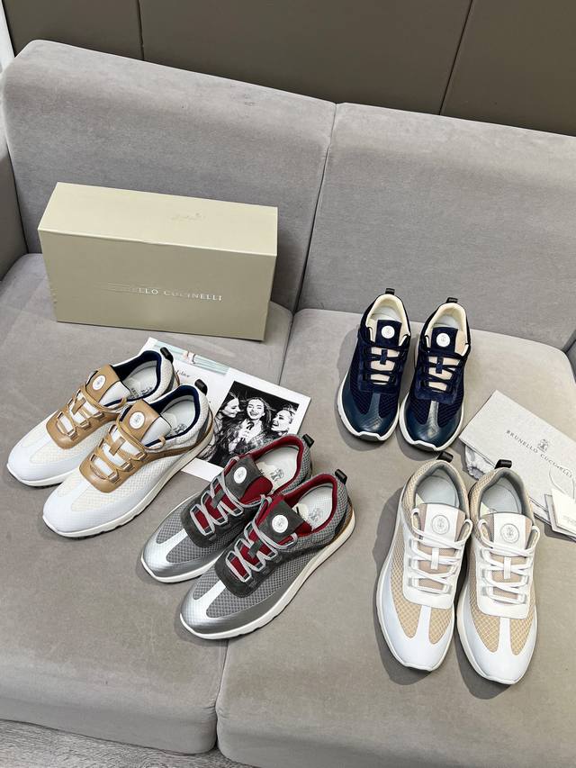 Brunellocucinelli源自乐福鞋的经典灵感定义了这款新胶底鞋的现代优雅风格。珍贵的进口小牛皮上搭配特殊科技面料，与超轻盈的天然橡胶鞋外底组合，让您在