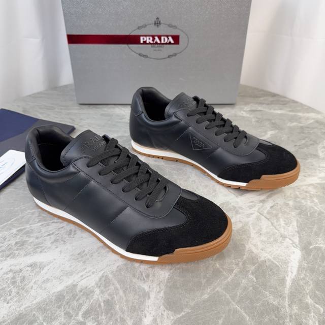 p家最新款 面：进口牛皮、高丝光牛反绒 里：混种羊皮 垫：牛皮垫脚 底：原版组合工艺大底 原版包装 Size ：35-45