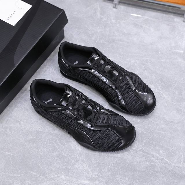 puma 彪马复古褶皱设计运动风休闲鞋. 走复古足球鞋的设计路线，将经典运动鞋型与现代质感结合，既有复古潮流感，又能兼顾日常穿搭。鞋面采用纹理压纹材质，搭配亮面