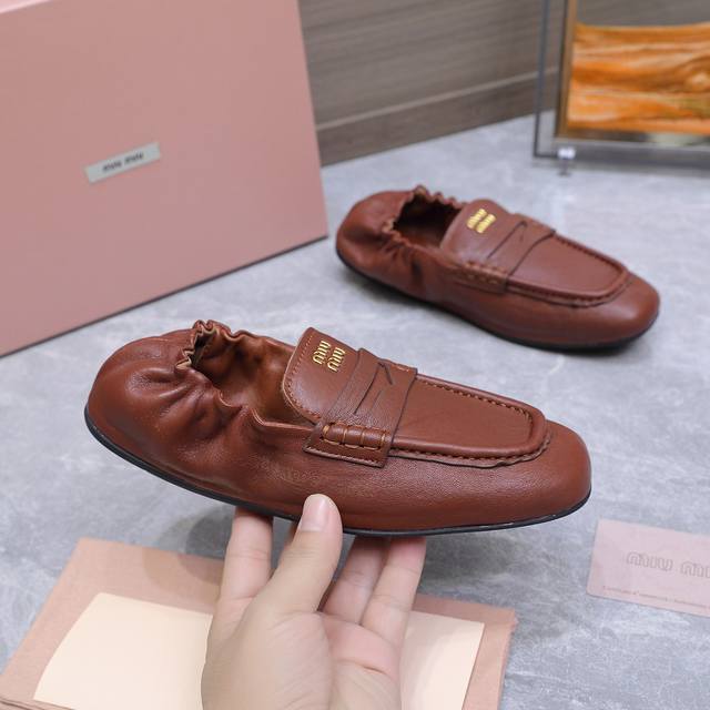 顶级版本 Miumiu 缪缪 新款 走秀新款一脚蹬懒人鞋 德训鞋、芭蕾舞鞋 乐福鞋 官方春夏走秀新款，时髦百搭 即可咸又可甜 一点也不磨脚 无论光脚穿还是搭配袜