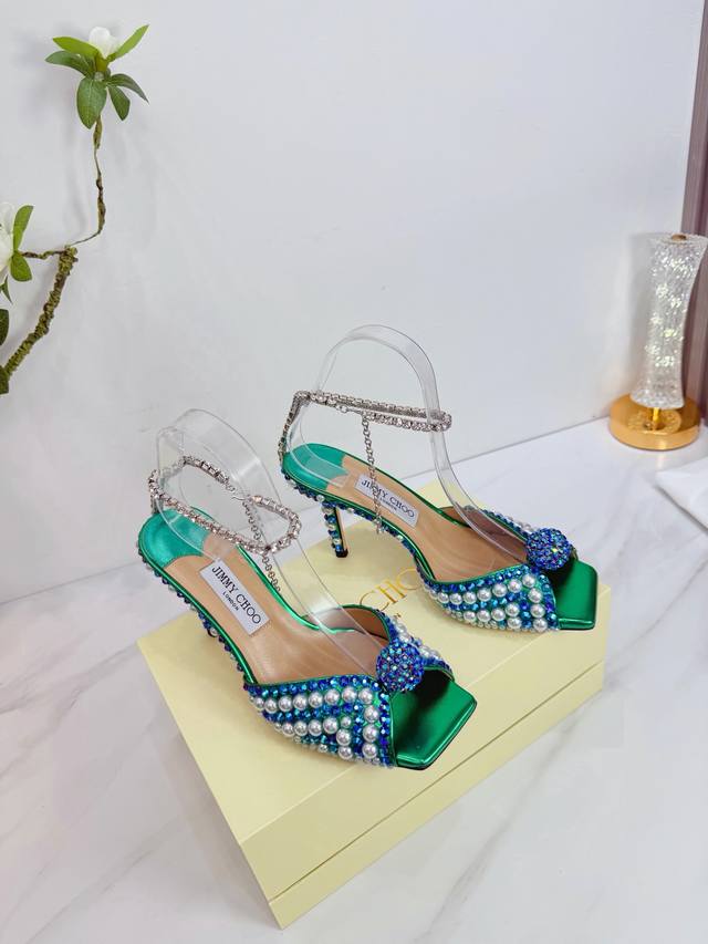 出厂 Jimmy Choo 吉米周 是一个非常全面之尊贵时尚生活品牌， 香港,美国等大时尚博主及明星的同款表带女士高跟，中跟，平跟后空凉鞋系列。 澳大利亚尖头