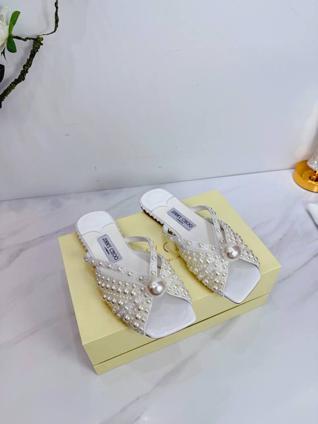 出厂 Jimmy Choo 吉米周 是一个非常全面之尊贵时尚生活品牌， 香港,美国等大时尚博主及明星的同款表带女士高跟，中跟，平跟后空凉鞋系列。 澳大利亚尖头