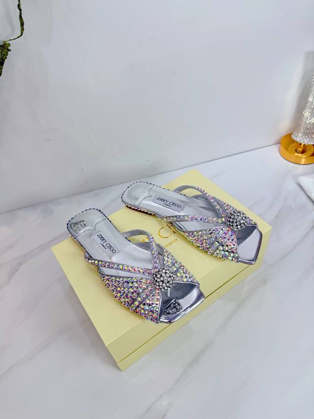 出厂 Jimmy Choo 吉米周 是一个非常全面之尊贵时尚生活品牌， 香港,美国等大时尚博主及明星的同款表带女士高跟，中跟，平跟后空凉鞋系列。 澳大利亚尖头