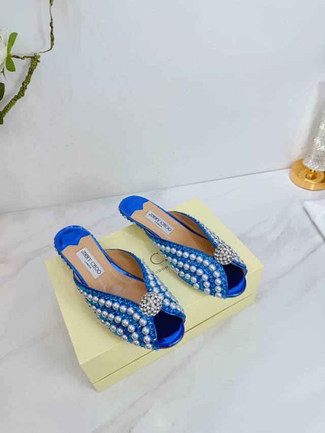 出厂 Jimmy Choo 吉米周 是一个非常全面之尊贵时尚生活品牌， 香港,美国等大时尚博主及明星的同款表带女士高跟，中跟，平跟后空凉鞋系列。 澳大利亚尖头