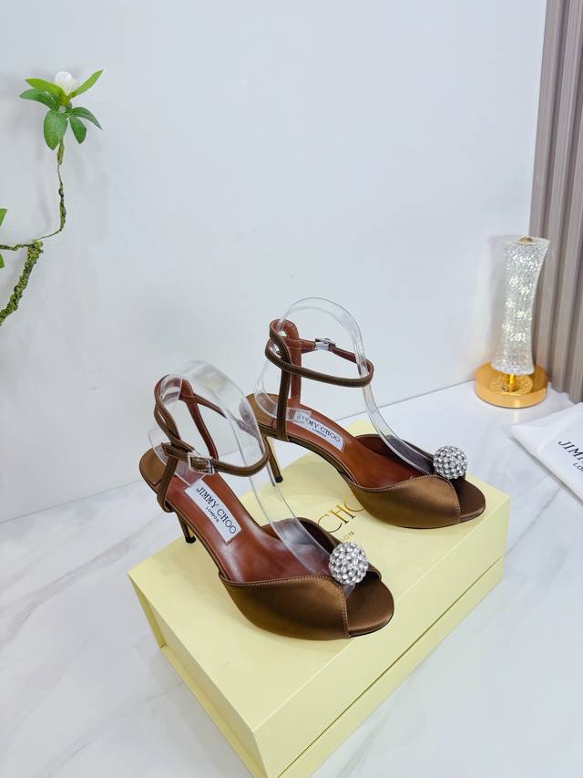 出厂 Jimmy Choo 吉米周 是一个非常全面之尊贵时尚生活品牌， 香港,美国等大时尚博主及明星的同款表带女士高跟，中跟，平跟后空凉鞋系列。 澳大利亚尖头