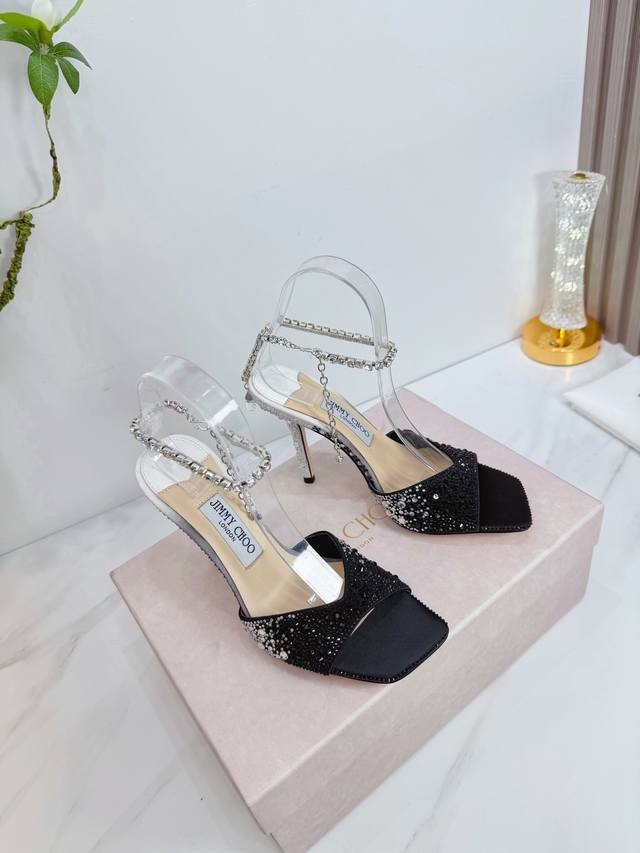 出厂 Jimmy Choo 吉米周 是一个非常全面之尊贵时尚生活品牌， 香港,美国等大时尚博主及明星的同款表带女士高跟，中跟，平跟后空凉鞋系列。 澳大利亚尖头