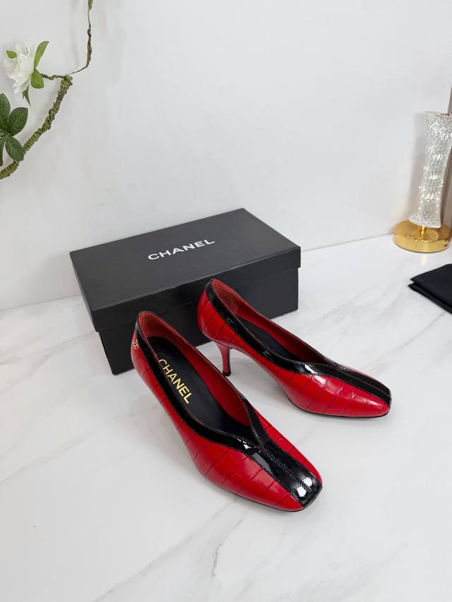 出厂 Chanel 2026 秋季马丁靴单鞋凉鞋拖鞋最新款 欧洲代购&香奶奶家新款时尚最新版面 散发持久魅力的小香马丁靴鞋~原版开发支持市场任意对比所谓线条流畅 出厂 Chanel 2026 秋季马丁靴单鞋凉鞋拖鞋最新款 欧洲代购&香奶奶家新款时尚最新版面 散发持久魅力的小香马丁靴鞋~原版开发支持市场任意对比所谓线条流畅