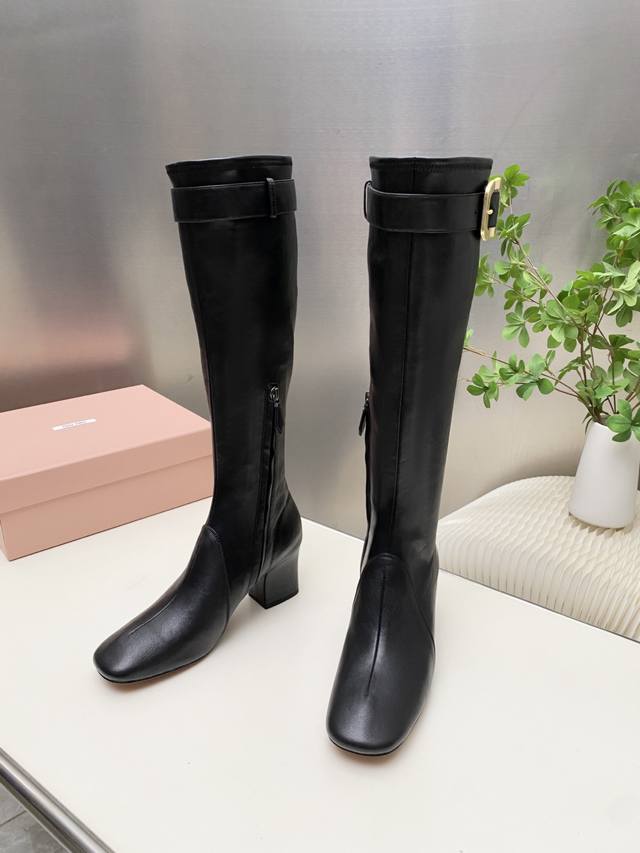 出厂高靴 矮靴270缪缪 2025秋冬新款 粗跟 长靴 走秀款从高定秀款就一直备受关注的靴子切尔西靴 不过膝长靴太好看了 赶紧早穿早享受 鞋面：采用原版弹力超千