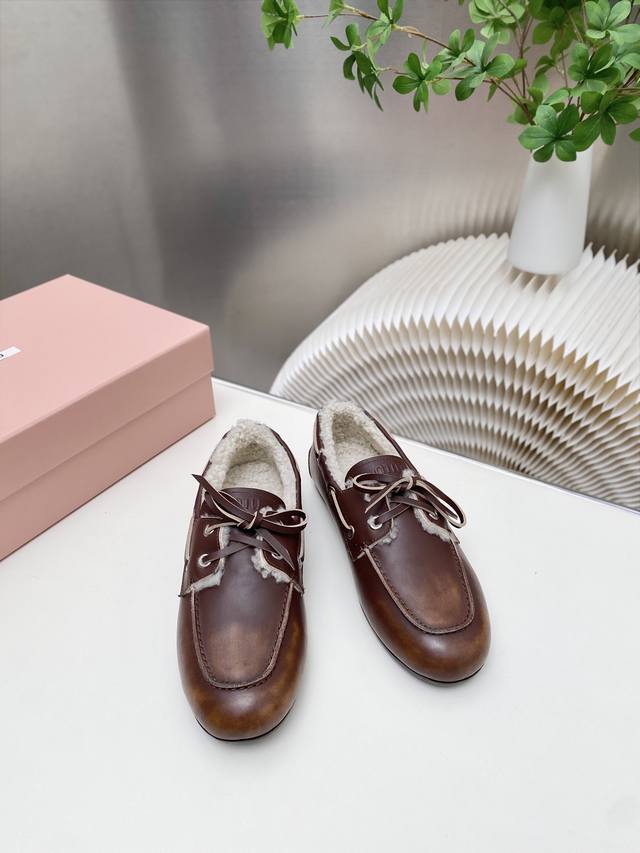 出厂 缪缪 擦色系带鸡眼平底豆豆鞋 走秀新款 .复古小皮鞋乐福鞋 豆豆鞋 复古时尚 简约高级 随意搭配 上脚非常舒适，年度必入款！超级重工 每一双都是独一无二的