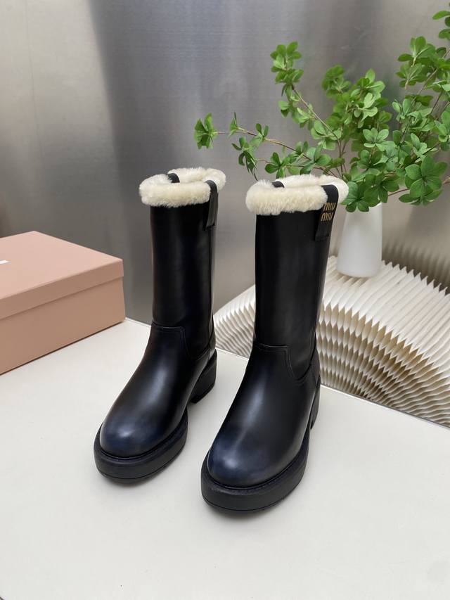 出厂价pp毛里 皮里470缪缪2025秋冬走秀新款长靴.今年最值得入手的靴子 没有之一！各大网红明星上脚 Miumiu今年 秋冬限定款 ，专柜非常难买 看着很硬