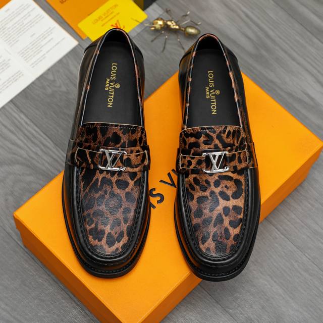 调工厂p价 商品商标：Lv 路易威登 商务套脚皮鞋 正码码数: 39-45 45定做不退换 商品材料：精选豹纹牛皮拼接鞋面 牛皮内里 原版橡胶大底