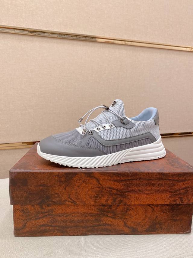 调工厂p价 Sr 家新品 Stefano Ricc* 史蒂芬劳* 尼治 意大利顶级男装奢侈品牌 这款牛皮运动鞋板鞋 呈现出当代运动风格，同时保持品牌庄重考究的气