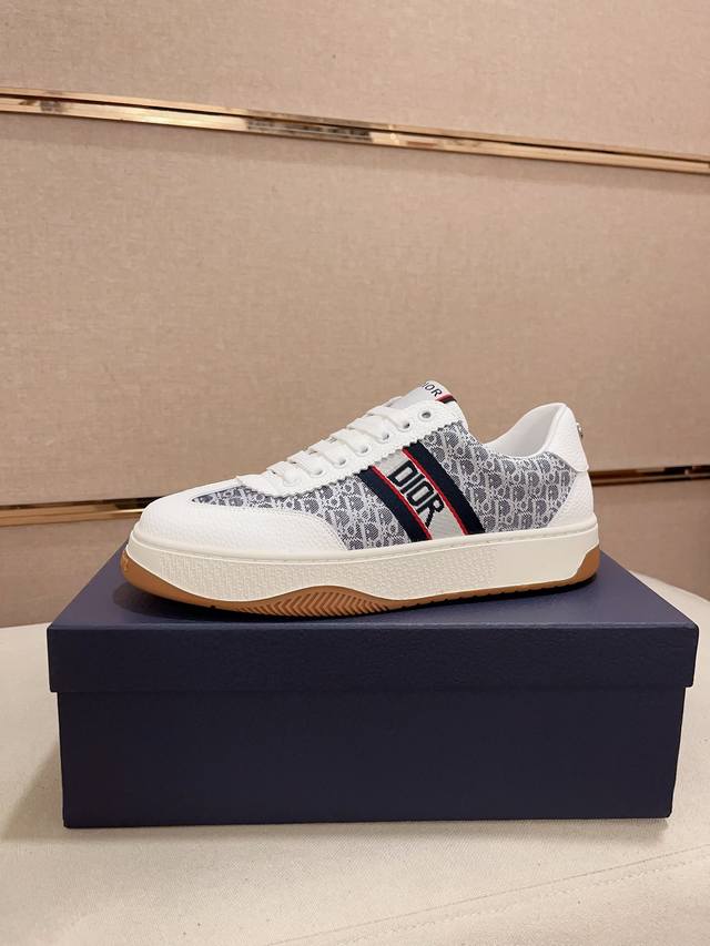 调工厂p价 迪奥 Dior 新款休闲运动风男鞋，全新春夏季款设计，完美做工，系带懒人款打造装柜品质，鞋面：进口头层牛皮，羊皮内里柔软舒适，超轻Tpu耐磨大底、简