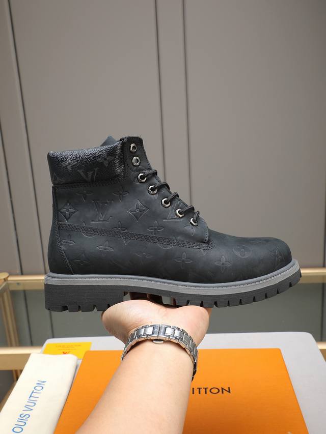 调工厂p价p调工厂p价 Louis Vuitton Ss25 Lv新款厚底系带大头鞋男士休闲鞋高帮小短靴。本款 靴子以头层小牛皮革裁出轻盈舒适鞋身。厚实 Eva