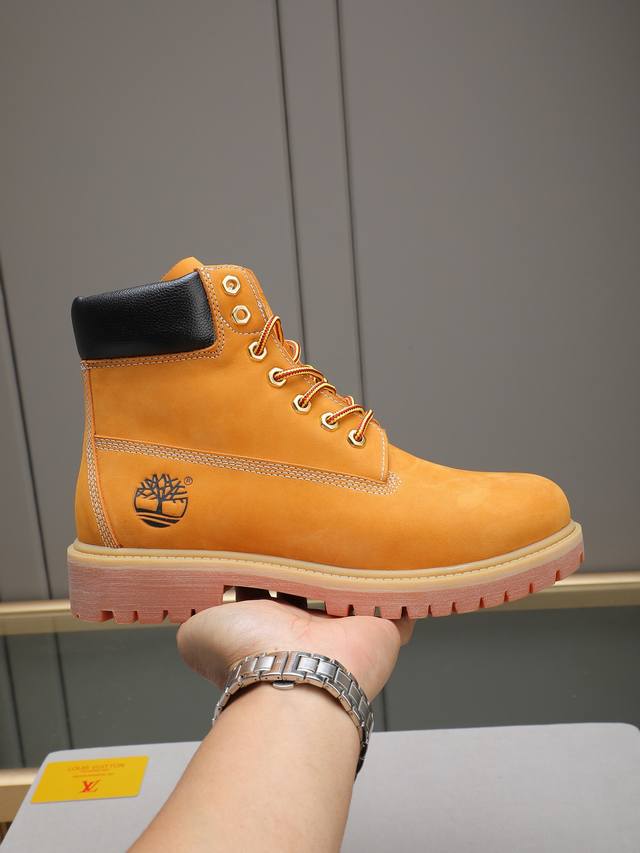 调工厂p价p调工厂p价 Louis Vuitton Ss25 Lv新款厚底系带大头鞋男士休闲鞋高帮小短靴。本款 靴子以头层小牛皮革裁出轻盈舒适鞋身。厚实 Eva