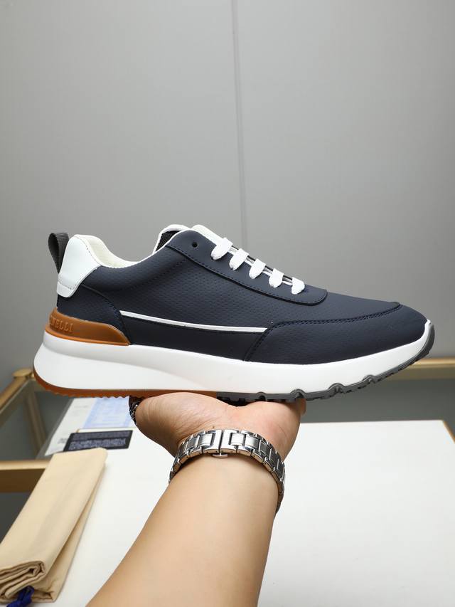 调工厂p价p调工厂p价 2025新配色 Brunello Cucinelli来自意大利的世界顶级奢侈品牌，此款Bc男鞋更是精心设计，选用意大利定制柔软小牛皮冲孔