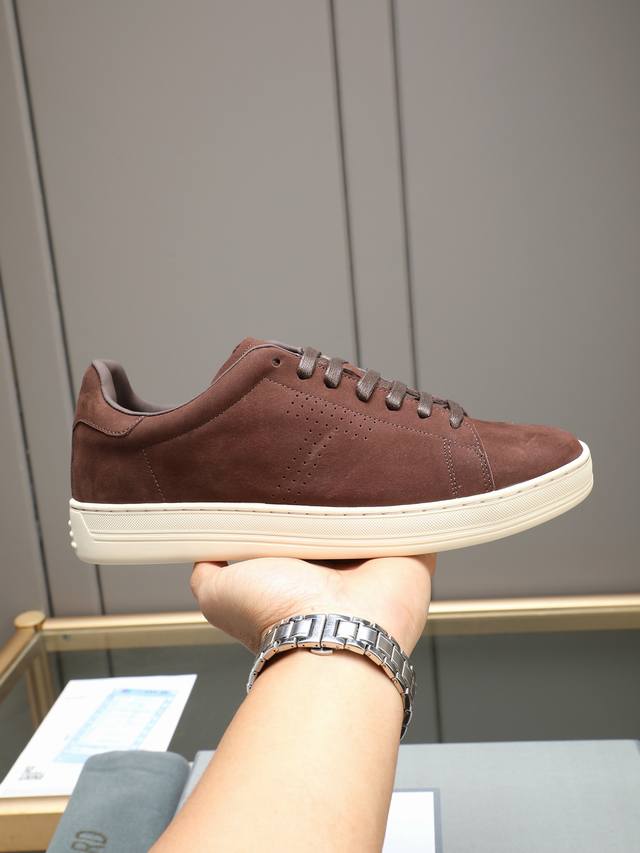 调工厂p价p调工厂p价 Tom Ford汤姆福特经典款上新了，一款永不过时的Tom Ford男士二染磨砂皮，低帮系带开合平底圆头鞋，橡胶大底牛皮内里，上脚舒适简