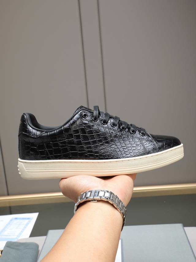 调工厂p价p调工厂p价 Tom Ford汤姆福特经典款上新了，一款永不过时，牛皮面，低帮系带开合平底圆头鞋，橡胶大底牛皮内里，上脚舒适简洁，气质十足 ，是男士们