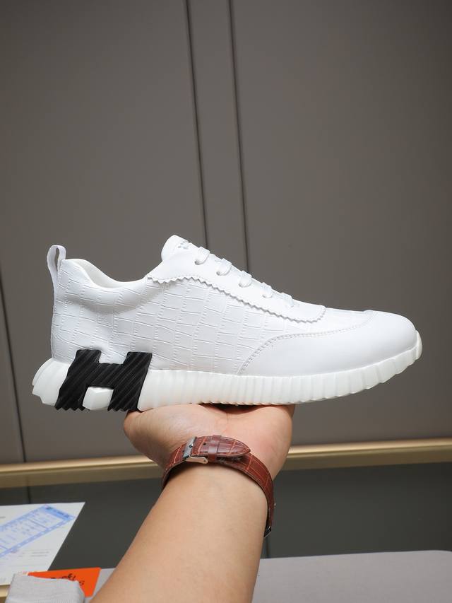 调工厂p价p调工厂p价 Herme* 爱马仕Bouncing运动鞋，男士休闲运动鞋，鞋面石头纹牛皮水洗羊里！质感十足，轻盈鞋底装饰撞色图案，打造百搭时尚风格。