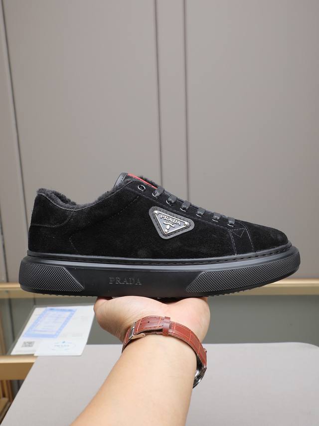 调工厂p价p调工厂p价 调工厂p价pRada 普拉达 男士新款休闲鞋，这款鞋面采用进口小牛皮+绒里！外侧饰以调工厂p价p家经典金属三角珐琅徽标，大底采用防滑运动