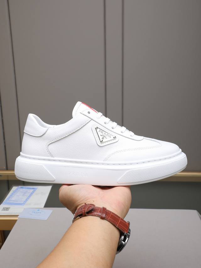 调工厂p价p调工厂p价 调工厂p价pRada 普拉达 男士新款休闲鞋，这款鞋面采用进口小牛皮+羊里！外侧饰以调工厂p价p家经典金属三角珐琅徽标，大底采用防滑运动