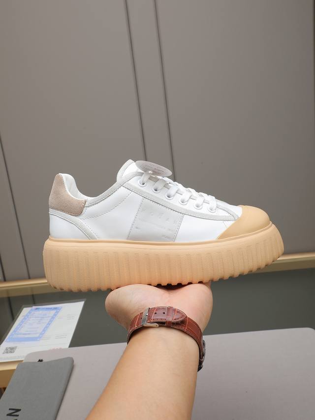 调工厂p价p调工厂p价 霍根Hogan新款， 男女情侣同款、时尚圆头真皮系带 ，运动休闲，厚底让你穿上瞬间长高55Mm。绸织牛皮包边，撞色拼接，流畅线条勾画出新