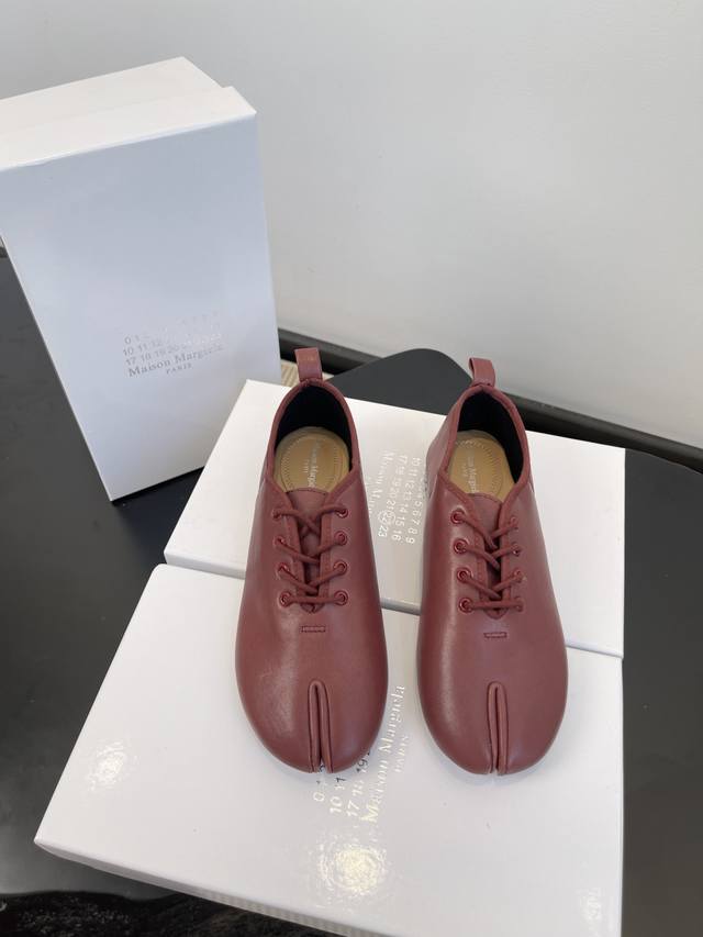 工厂p价 女装女鞋 运动原单 Maison Margiela*25S早秋新款 尖头分趾柔软皮鞋 这双鞋所营造的，是一种智性的疏离与低调的先锋氛围。不迎合大众，只