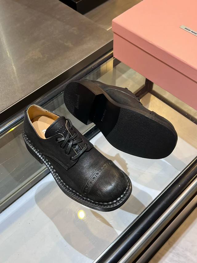 工厂p价 女装女鞋 运动原单 顶级版本 Miu Miu 2 6年走秀款机车风复古春鞋 升级啦！太棒了！Mi，做旧这块还是得我们！全网对版 最快 最新的来啦！今年