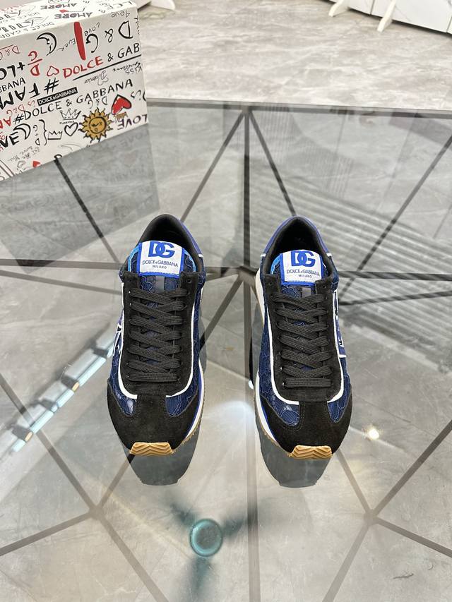 售 价: 商品商标：Dg* 杜嘉班纳* 低帮休闲鞋 正码码数: 35-45 可订做46 情侣款 商品材料：鞋面进口牛皮拼接原版材料，透气内里，原版大底。 编