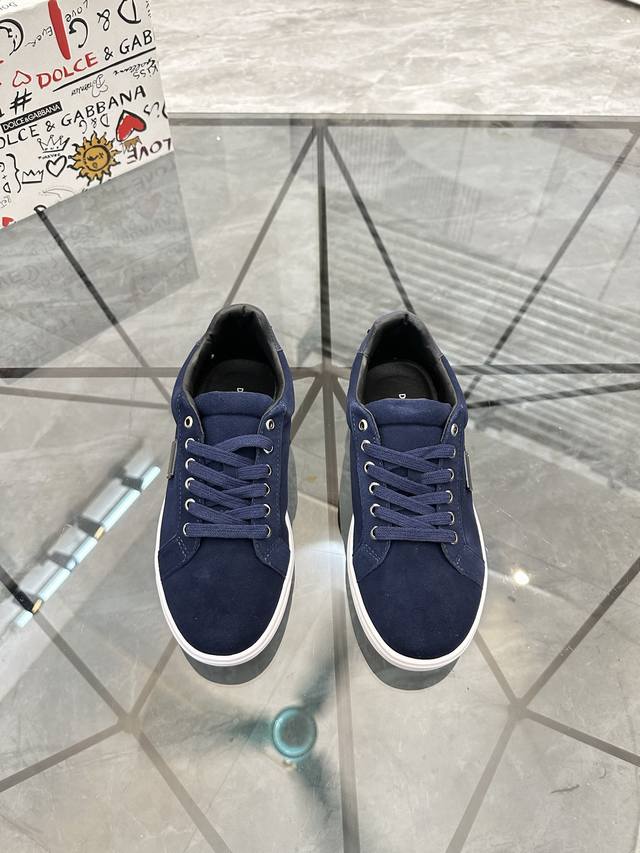 售 价: 商品商标：Dg* 杜嘉班纳* 低帮休闲鞋 正码码数: 38-45 可订做46 商品材料：鞋面进口磨砂皮，羊皮内里，原版大底。 编 号：803