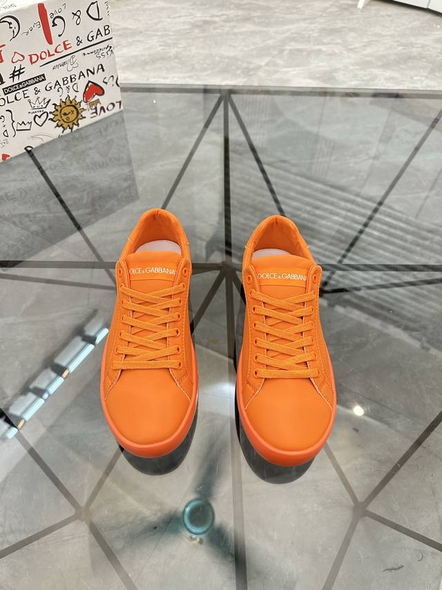 售 价: 商品商标：Dg* 杜嘉班纳* 低帮休闲鞋 正码码数: 35-45 可订做46 情侣款 商品材料：鞋面进口牛皮，羊皮内里，原版大底。 编 号：803