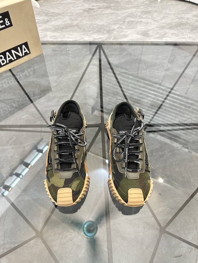 售 价: 商品商标：Dg* 杜嘉班纳* 低帮休闲鞋 正码码数: 35-45 可订做46 情侣款 商品材料：鞋面专柜原版材料，透气内里，原版大底。 编 号：8