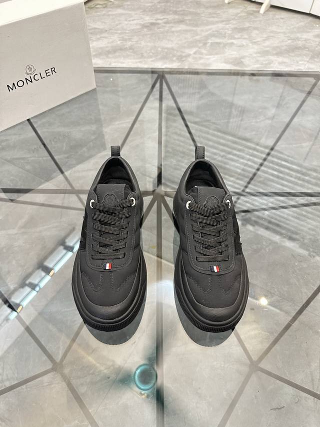 售 价: 商品商标：Moncler 蒙口 低帮休闲鞋 正码码数: 36-45 可订做46 情侣款 商品材料：鞋面进口磨砂皮拼接原版材料，透气内里，原版大底。