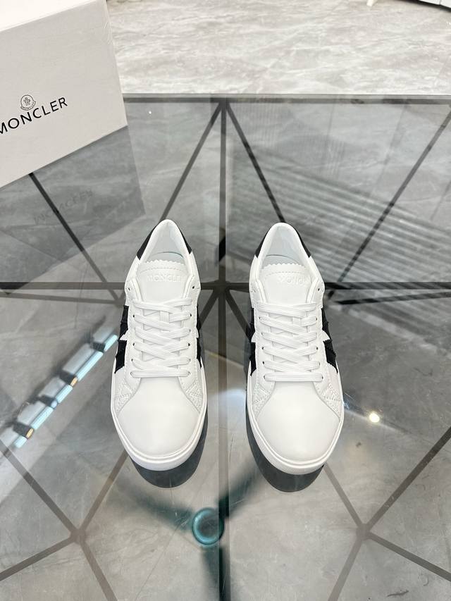 售 价: 商品商标：Moncler 蒙口 低帮休闲鞋 正码码数: 38-45 可订做46 商品材料：鞋面进口牛皮，羊皮内里，原版大底。 编 号：803