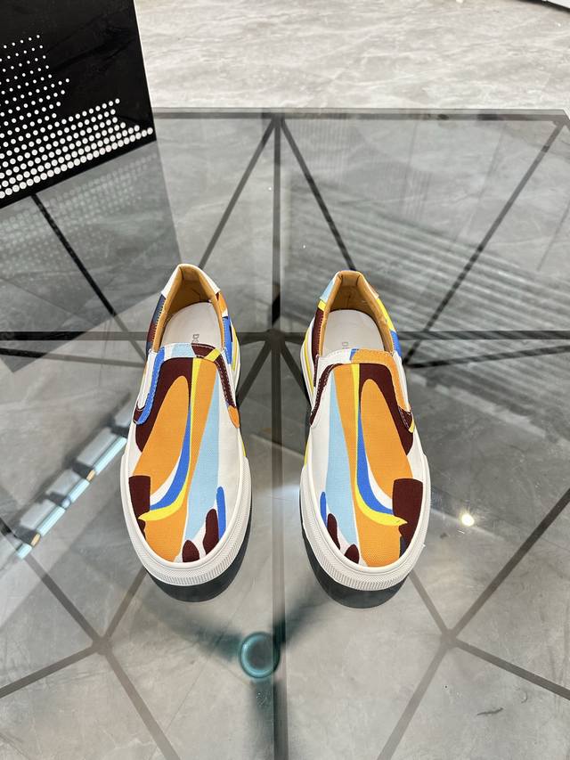 售 价: 商品商标：Dsquard D2次方* 低帮一脚蹬 正码码数: 36-45 可订做46. 情侣款 商品材料：鞋面专柜原版材料，羊皮内里，原版大底。