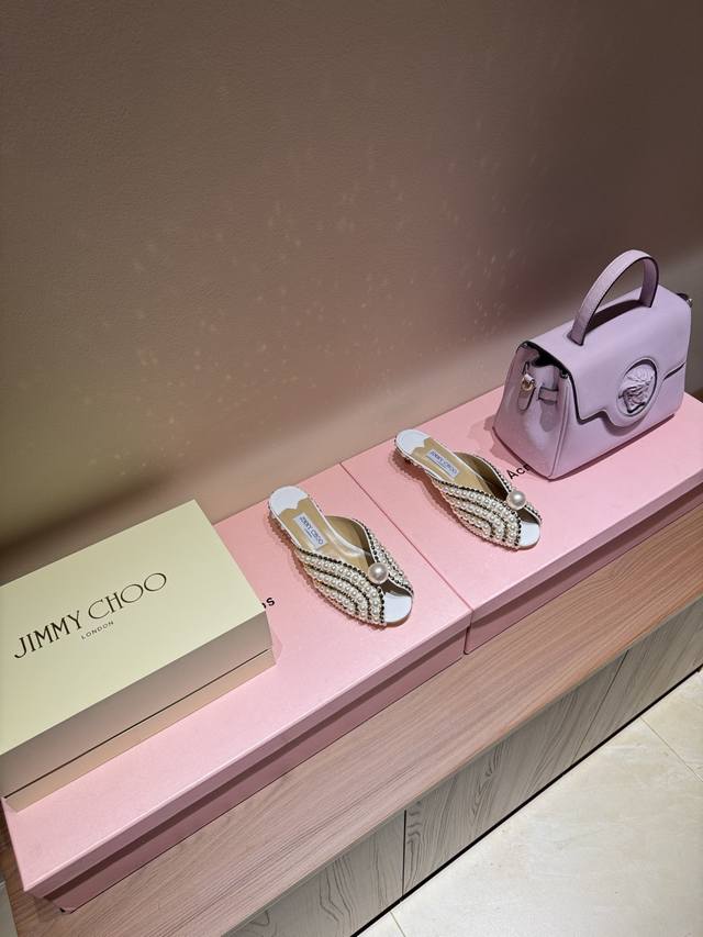 工厂p价 女装女鞋 运动原单 Jimmy Choo 吉米周 纯手工制作珍珠烫钻系列 该系列专为超凡绝伦、无所谓的女士而设计，从而打造出别致的整体效果，Jimmy