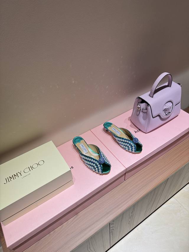 工厂p价 女装女鞋 运动原单 Jimmy Choo 吉米周 纯手工制作珍珠烫钻系列 该系列专为超凡绝伦、无所谓的女士而设计，从而打造出别致的整体效果，Jimmy