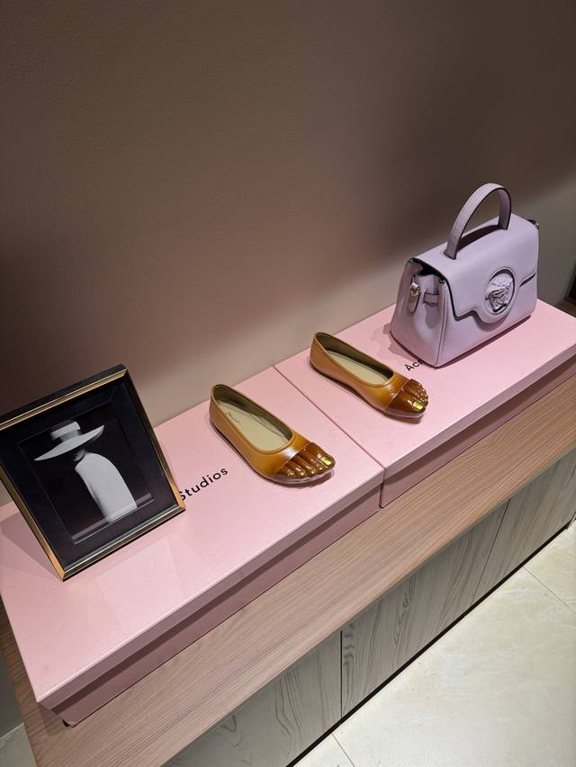 工厂p价 女装女鞋 运动原单 被大众遗忘的设计大师 Elsa Schiaparelli艾尔莎 夏帕瑞丽 香奈儿一生的劲敌,她是常常会被人用‘天才’来形容的设计师 工厂p价 女装女鞋 运动原单 被大众遗忘的设计大师 Elsa Schiaparelli艾尔莎 夏帕瑞丽 香奈儿一生的劲敌,她是常常会被人用‘天才’来形容的设计师