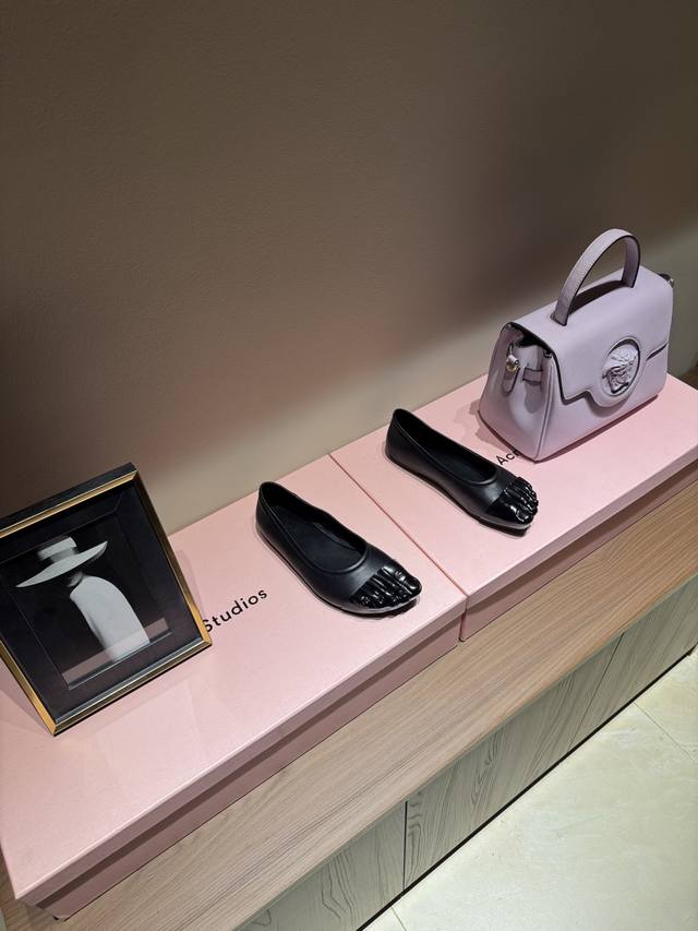 工厂p价 女装女鞋 运动原单 被大众遗忘的设计大师 Elsa Schiaparelli艾尔莎 夏帕瑞丽 香奈儿一生的劲敌,她是常常会被人用‘天才’来形容的设计师 工厂p价 女装女鞋 运动原单 被大众遗忘的设计大师 Elsa Schiaparelli艾尔莎 夏帕瑞丽 香奈儿一生的劲敌,她是常常会被人用‘天才’来形容的设计师